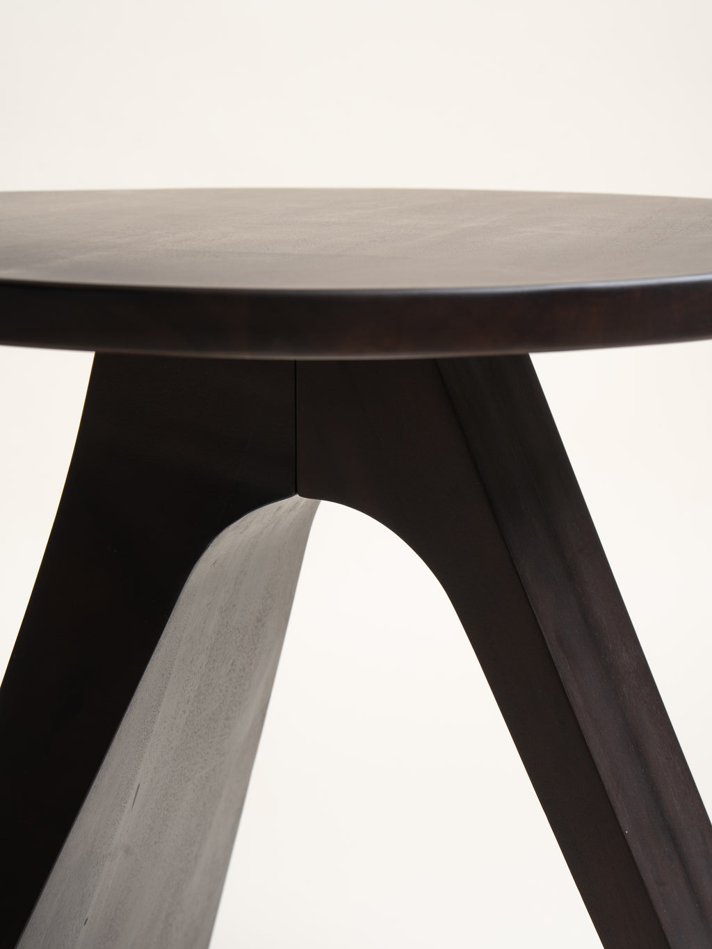 OBLO - mesa auxiliar - madera de acacia - DIA 55 x H 46 cm - nogal