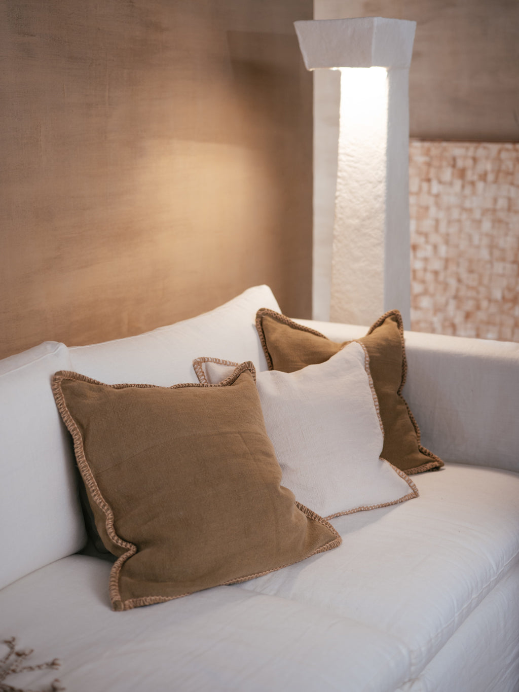LITH - floor lamp - papier mâché - L 40 x W 27 x H 162 cm - off-white