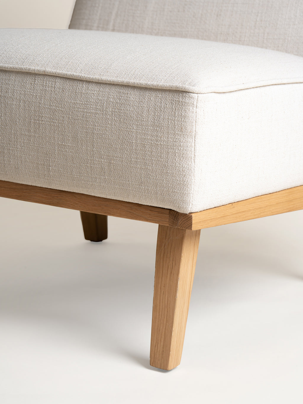 LS26 - lounge armchair - oak - L 60 x W 72 x H 83 - off-white